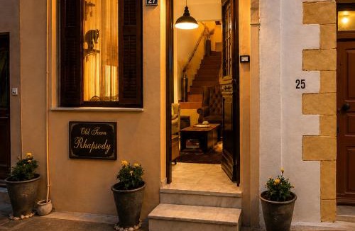 Old Town Rethymnon House | Old Town Rhapsody, Cosy 2-Floor Home with Rooftop Bathtub, BBQ & Lounge Under Sun Umbrellas