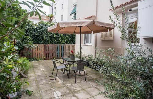 Larissa Apartment | City Central Apartment with Parking
