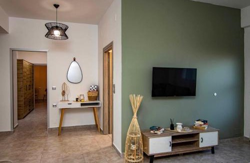 Tymbaki House | Woodoven home - pool, bbq & outdoor cinema