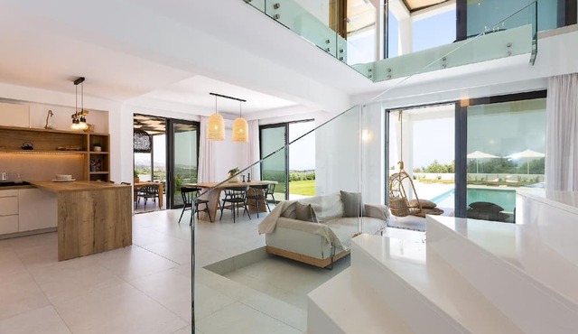 Elegant villa with heated pool and amazing views