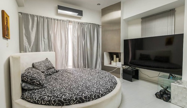 Villa BOND with Private Swimming Pool