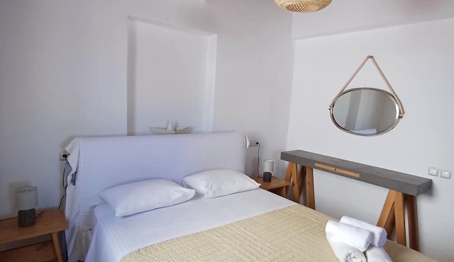 Manos Rooms