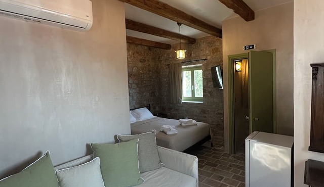 Arapis Rooms & Suites