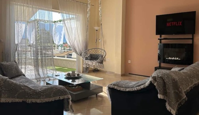 Άνετο παραθαλάσσιο διαμέρισμα με υδρομασάζ , δέκα λεπτά από τους Δελφούς !