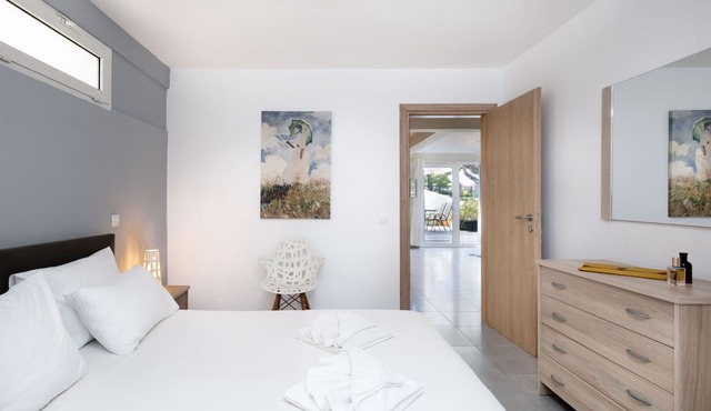 Two Bedroom Apartment with Garden by BluPine (Vouliagmeni Stylish Homes)