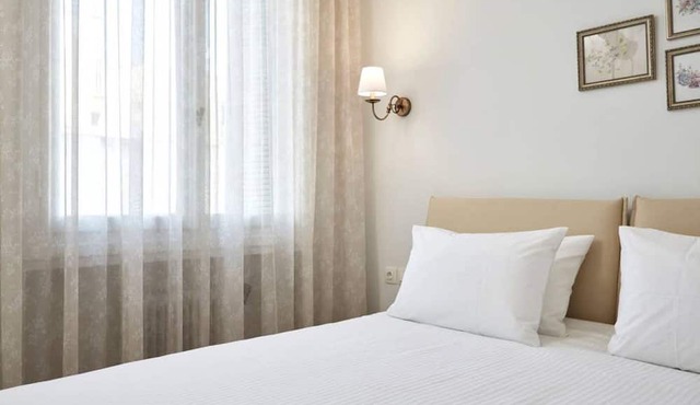 Luxury n Chic Athens Museum Apt