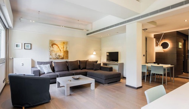 Plaka: Stylish Flat Overlooking Cathedral Sq. CM1