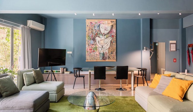 Central Comfy Apt with Private Balcony & Rooftop Access. CT3