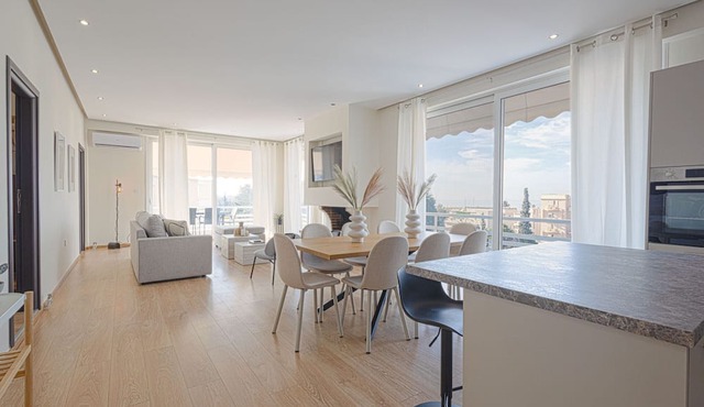Luxurious 3-Bdrm Seaside Retreat in Glyfada | Fully Renovated