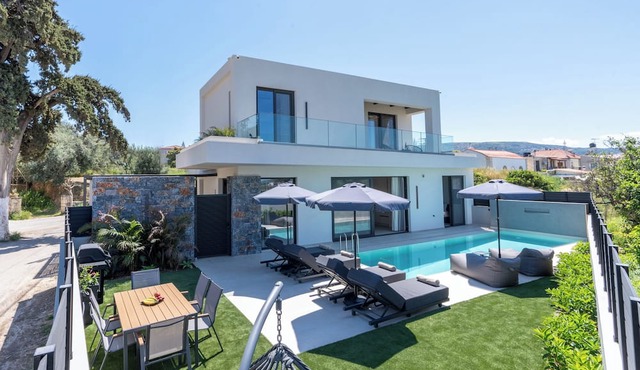 Green villas, perfect for relaxing family or friends’ vacations
