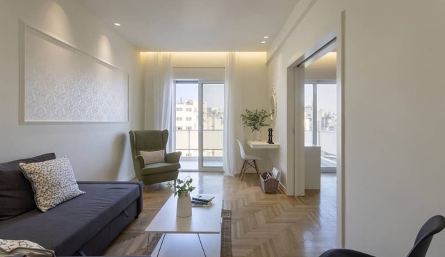 Deligiorgi 1·Charming 7th-Floor Apartment with