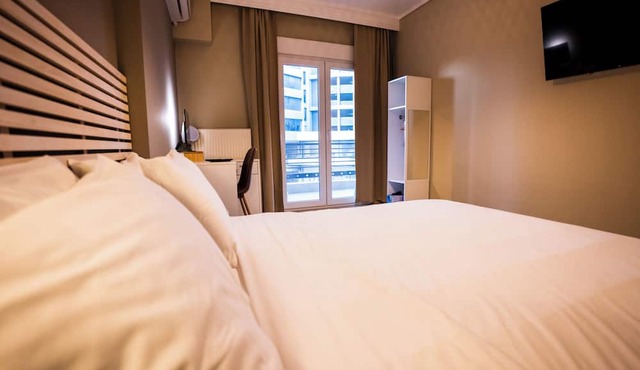 Modern Apt 1 + Parking (Pay), 100m from Metro