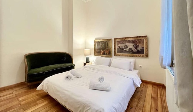 Magnolia: Spacious neoclassical apartment