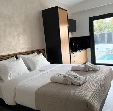 Black Diamond Airport Luxury Pool Suites
