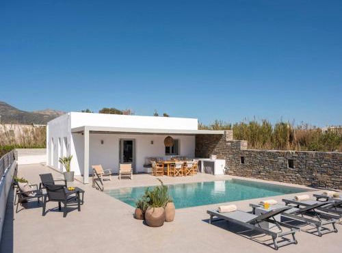 Moonshine Villa - A stone's throw from the beach