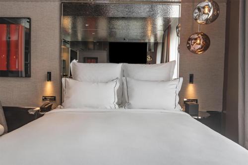 Adia Aluma Athens, Curio Collection By Hilton